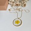 ciondolo in resina con fiore vero di ranuncolo selvatico giallo fatto a mano